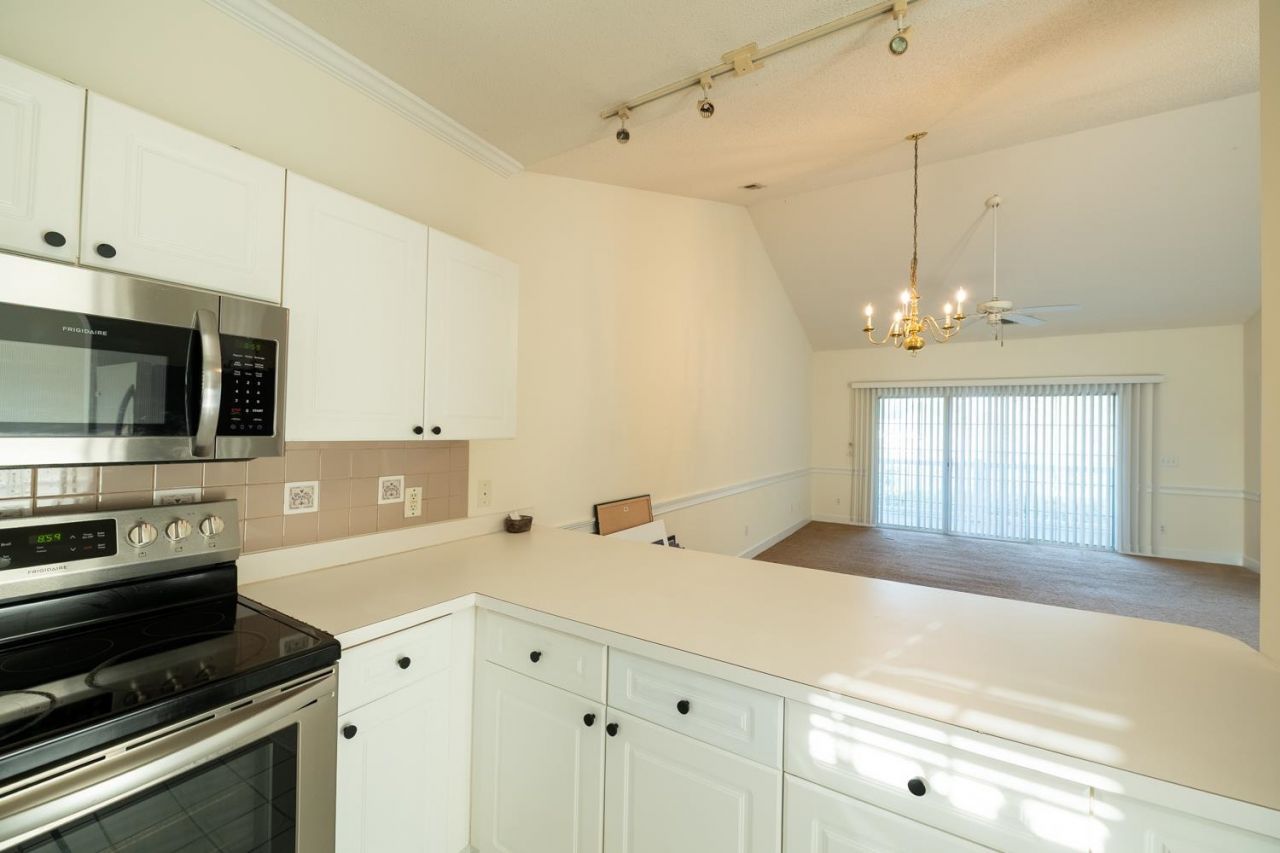 670 Riverwalk Dr. Photo 7