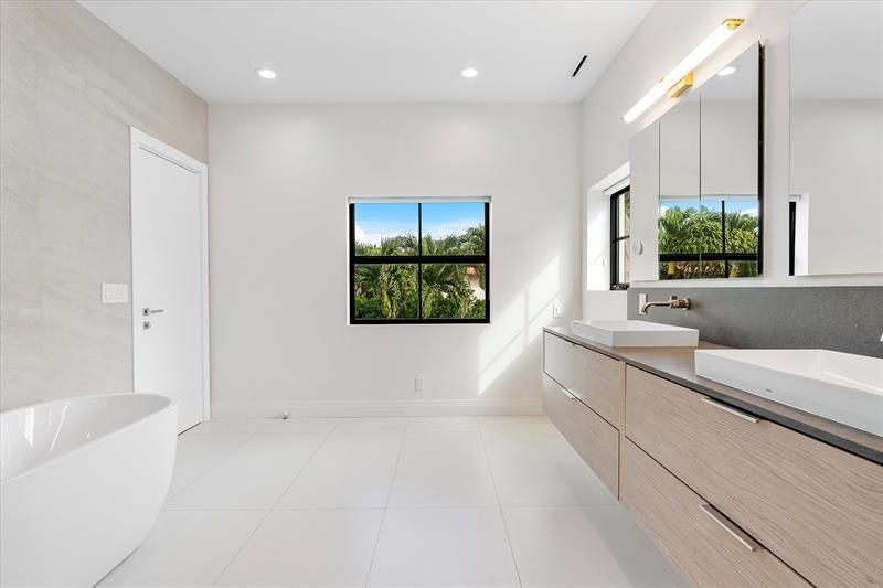 9 Tahoe Ln, Sea Ranch Lakes, FL 33308 Photo