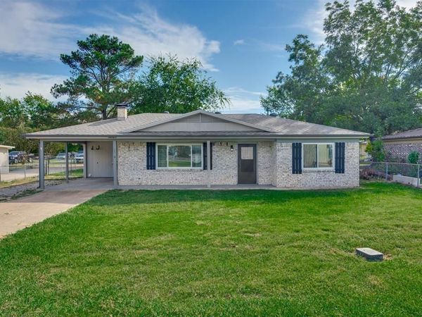 130 Wright Drive, Blossom, TX 75416