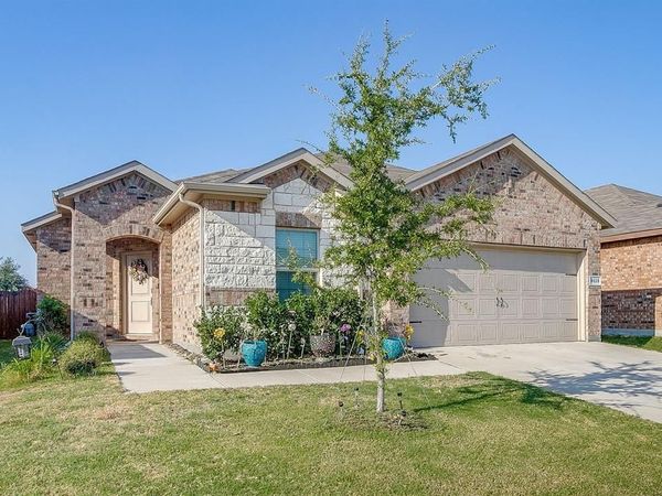 8609 Mirror Lake Drive, Fort Worth, TX 76179