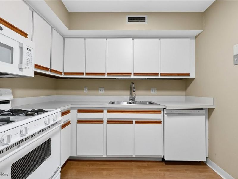 6280 Greenwood Parkway, Unit 202, Sagamore Hills, OH 44067 Photo 21