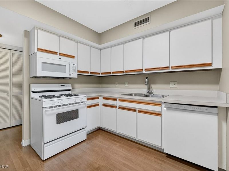 6280 Greenwood Parkway, Unit 202, Sagamore Hills, OH 44067 Photo 22