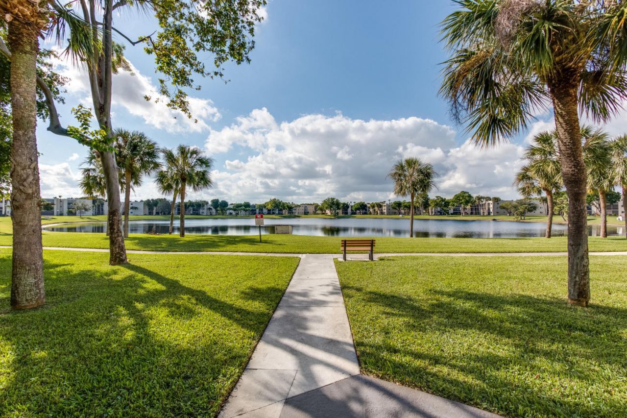 5220 Las Verdes Circle, Unit 211, Delray Beach, FL 33484 Photo
