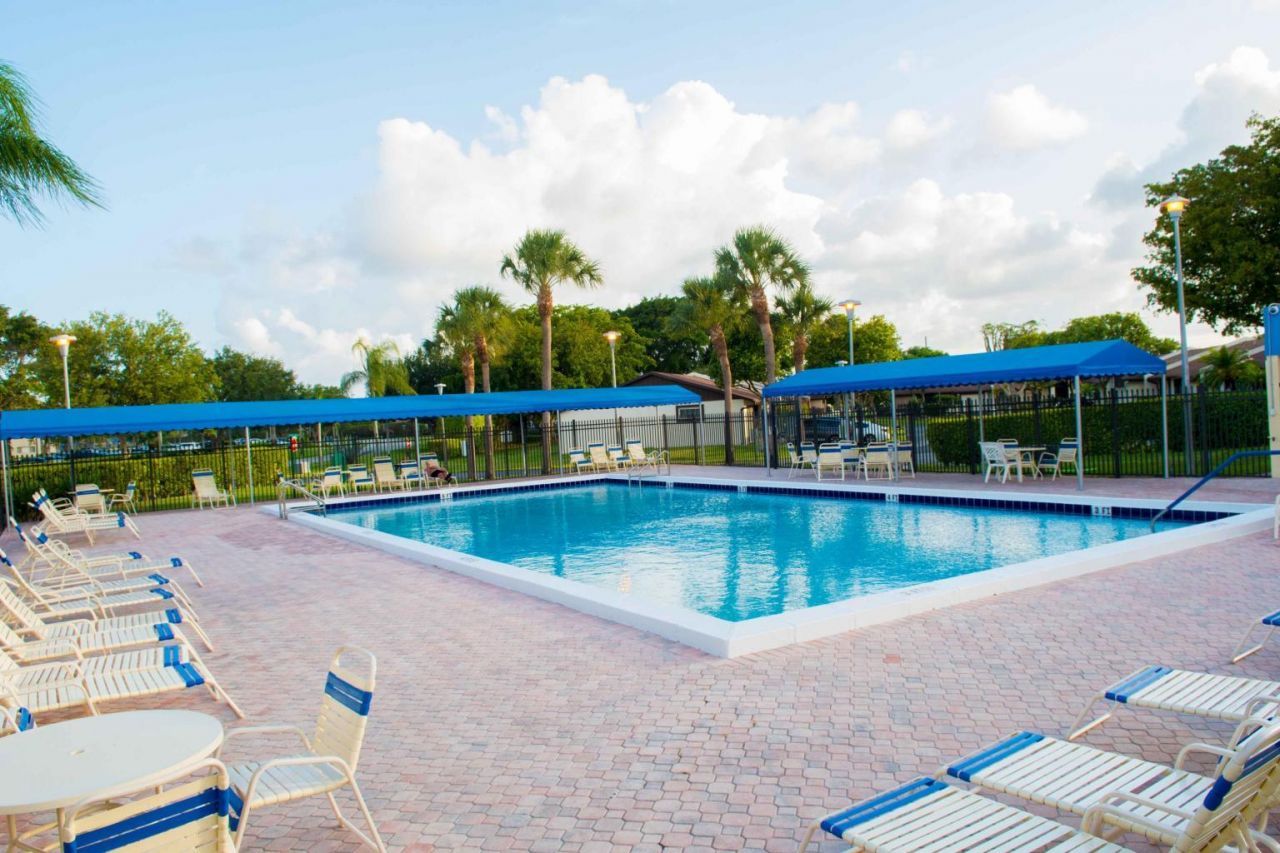 5220 Las Verdes Circle, Unit 211, Delray Beach, FL 33484 Photo