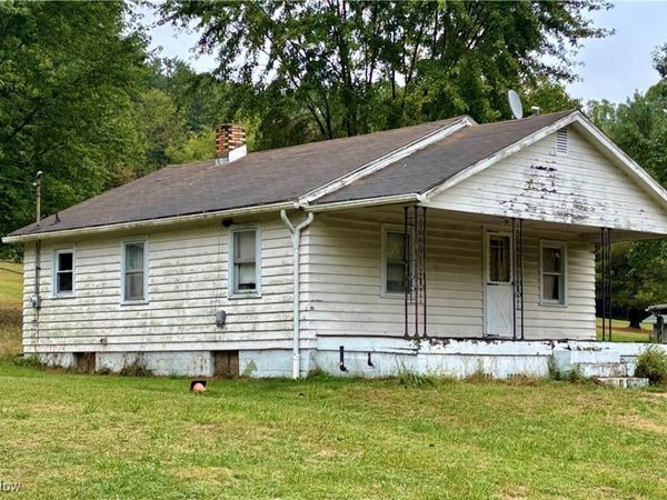 4095 Schumacher Hollow Road SE, New Philadelphia, OH 44663