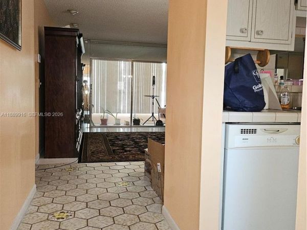 5121 W Oakland Park Blvd, Unit 211, Lauderdale Lakes, FL 33313