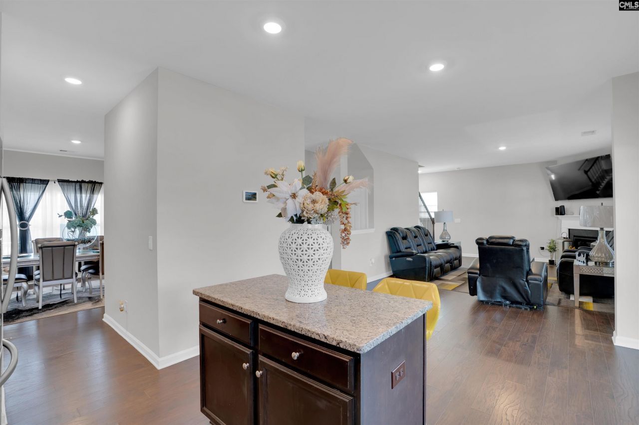 453 Tulip Way Photo 7