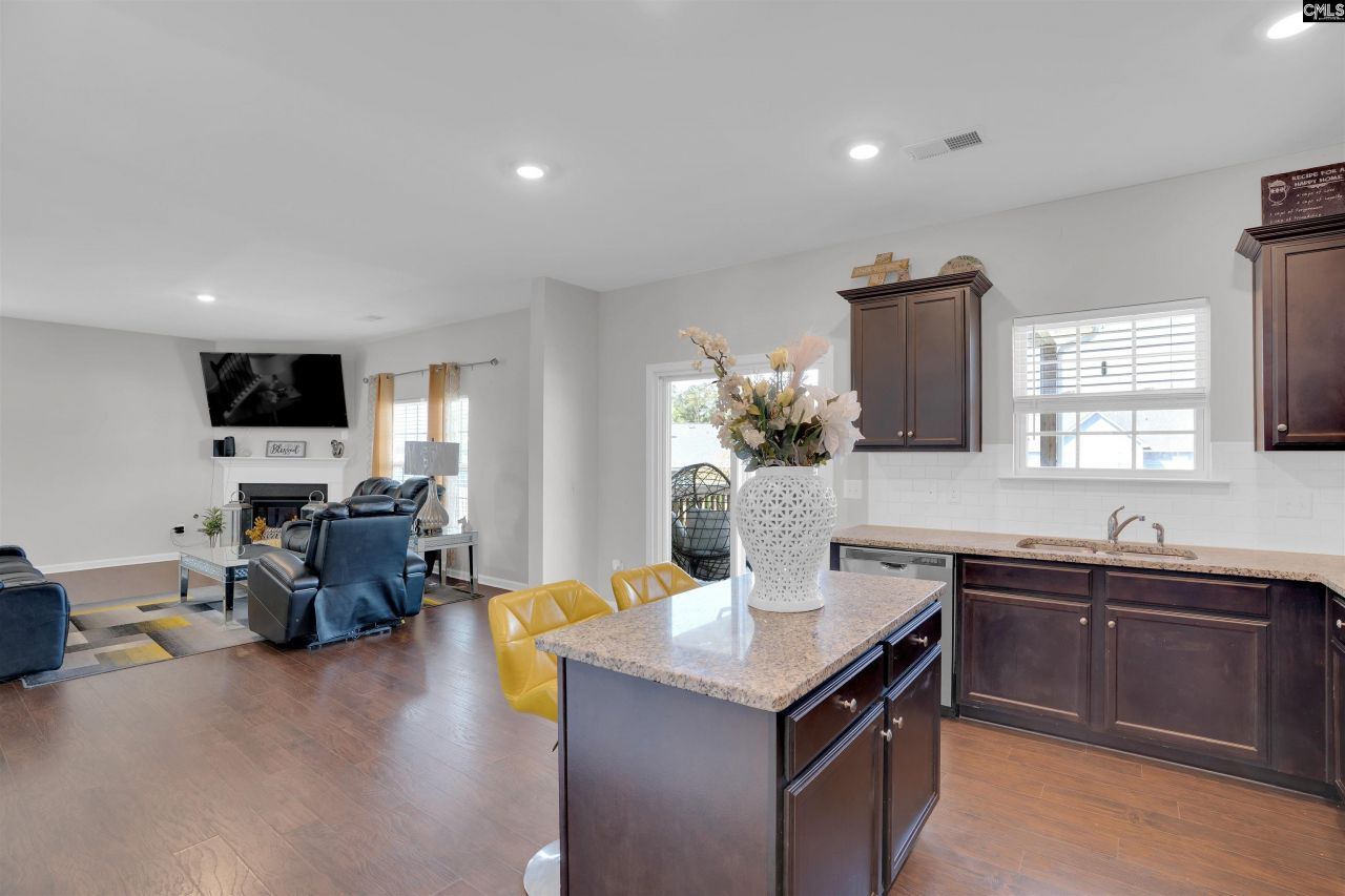 453 Tulip Way Photo 8