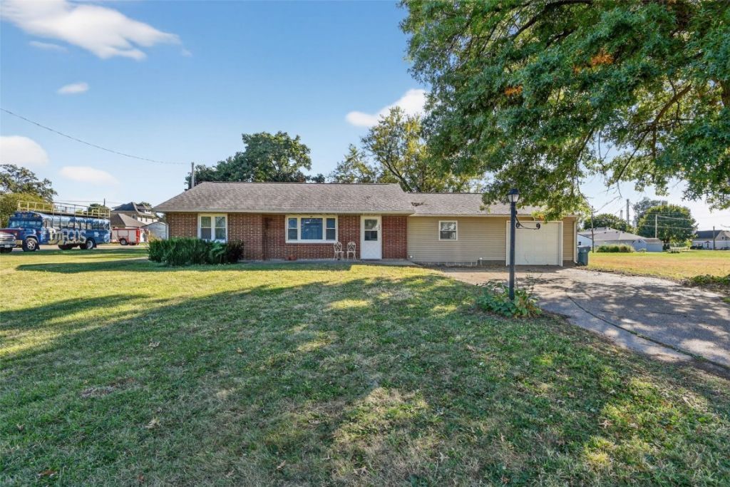 206 Winter St, Calamus, IA 52729 Main Photo