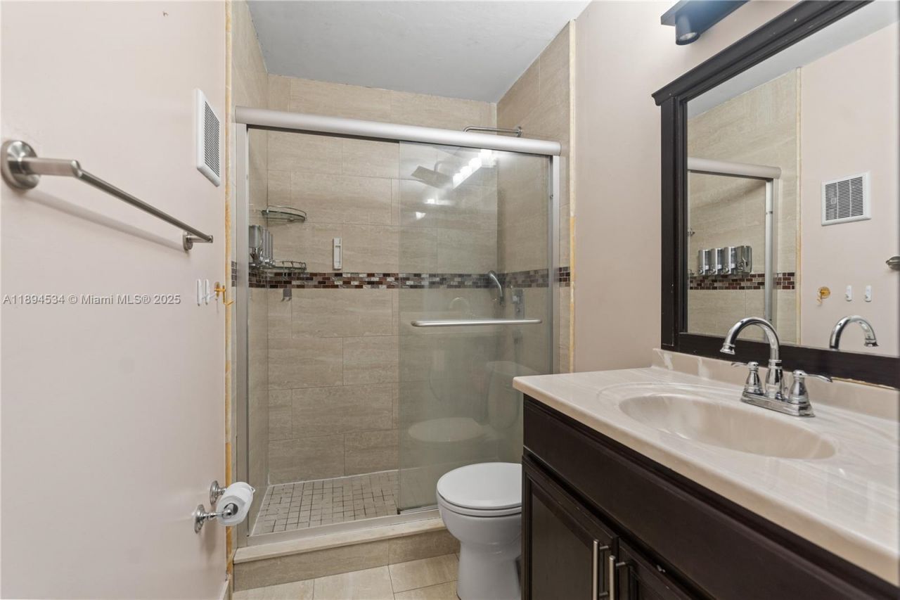 2450 W 67th Pl, Unit 13-12, Hialeah, FL 33016 Photo