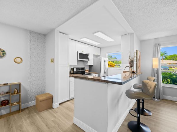 1025 S Dr, Unit B, Delray Beach, FL 33445