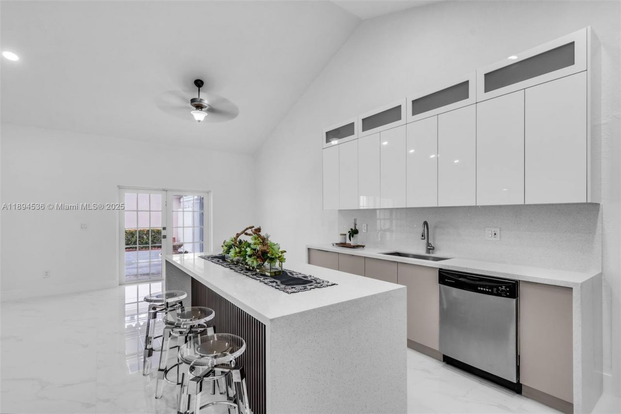 14820 NW 87th Ct, Miami Lakes, FL 33018 Photo