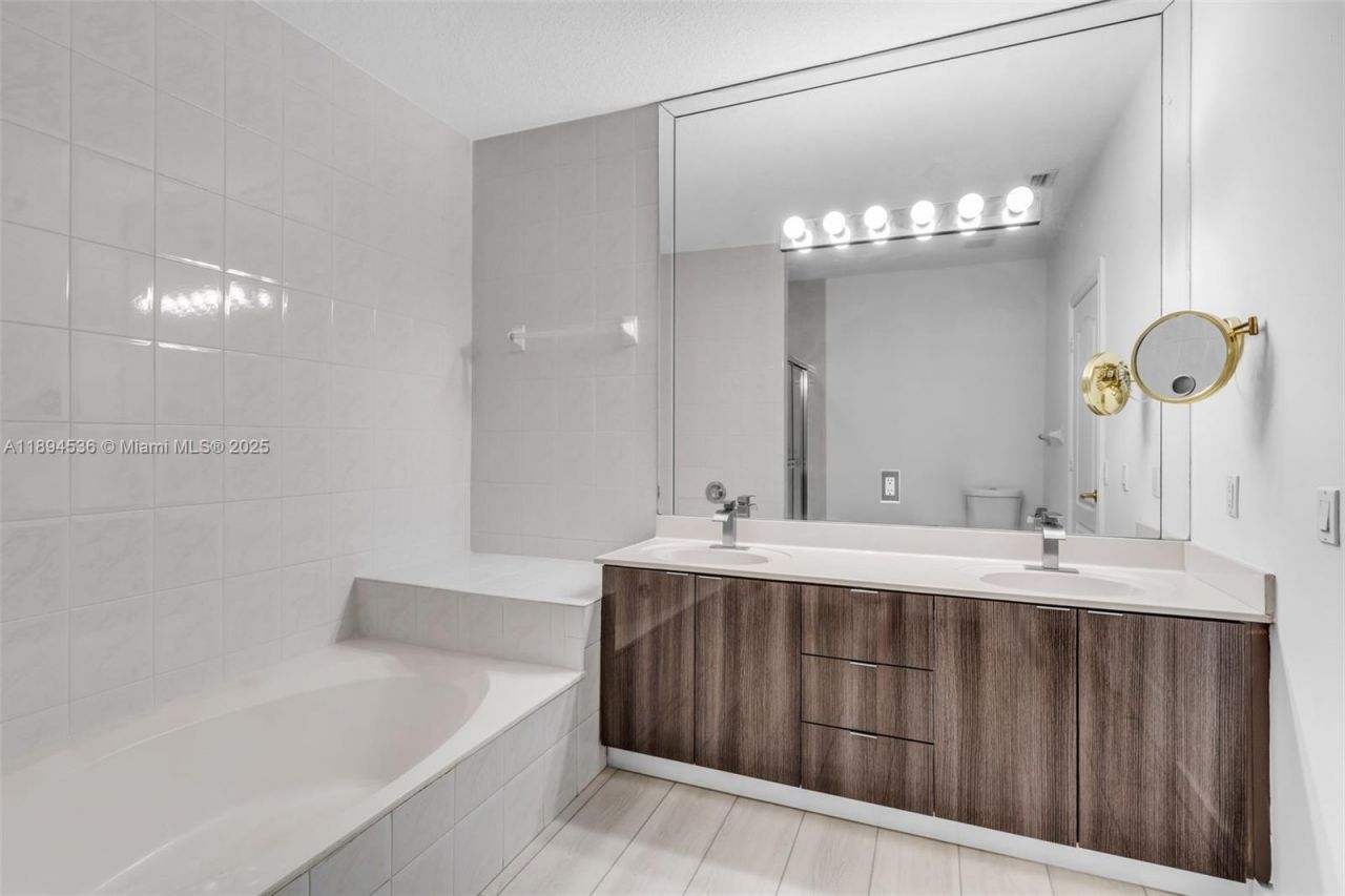 14820 NW 87th Ct, Miami Lakes, FL 33018 Photo