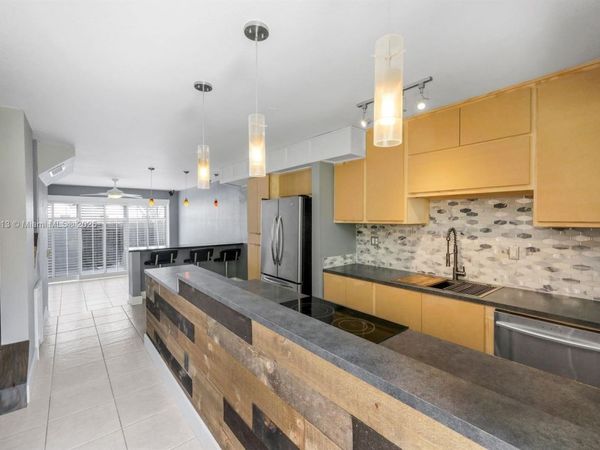 10900 SW 104th St, Unit 122, Miami, FL 33176