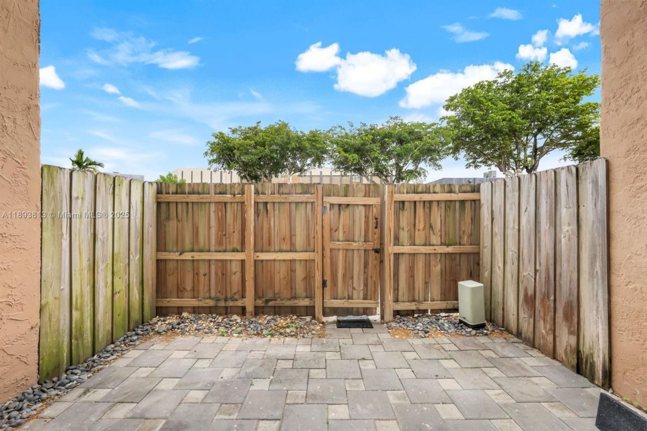 10900 SW 104th St, Unit 122, Miami, FL 33176 Photo