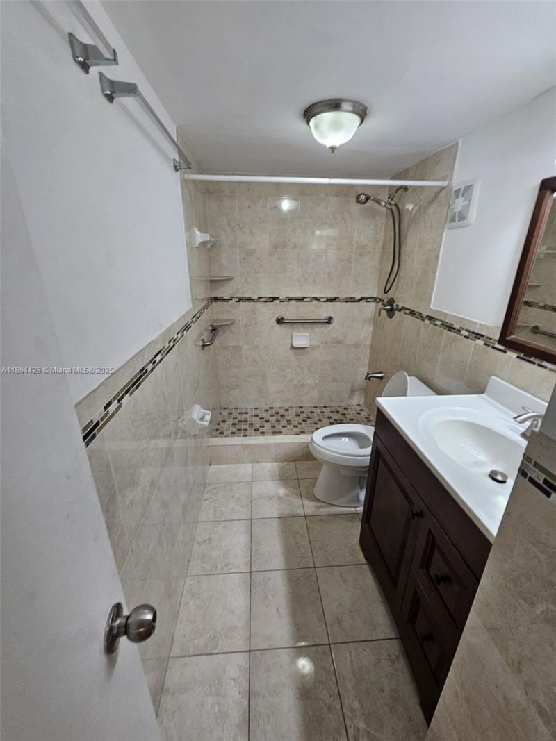 1555 W 44th Pl, Unit 221B, Hialeah, FL 33012 Photo