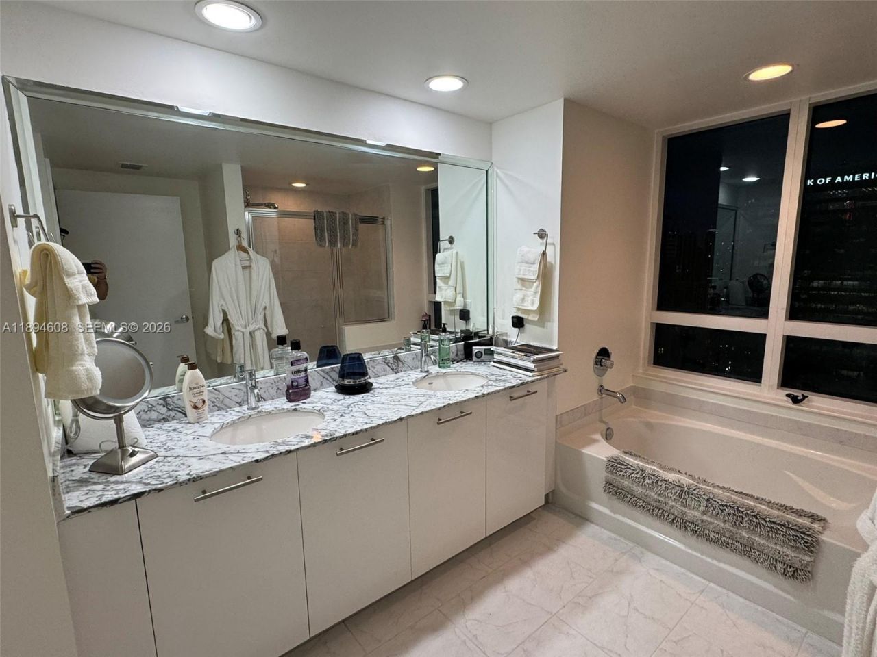 950 Brickell Bay Dr, Unit 3610, Miami, FL 33131 Photo