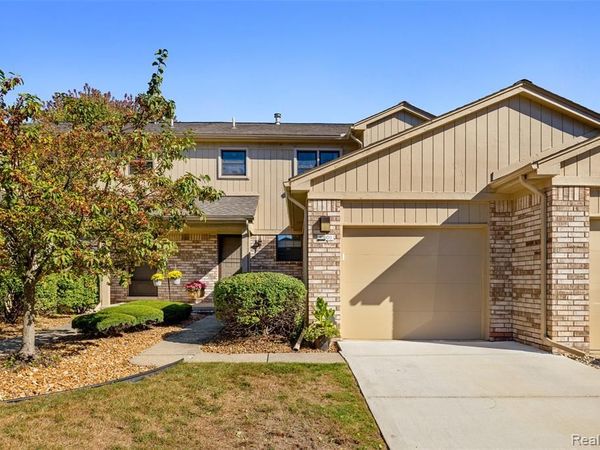 41600 Janet Drive, Clinton Twp, MI 48038