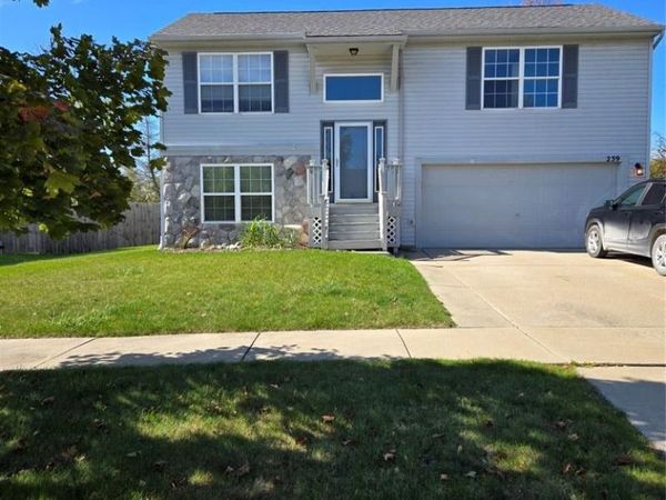 239 Andover Woods Drive, Fenton, MI 48430