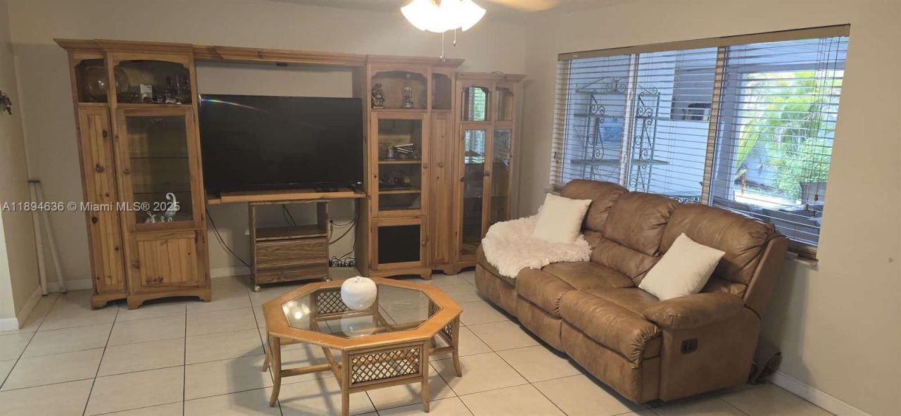 7160 W 10th Ave, Hialeah, FL 33014 Photo