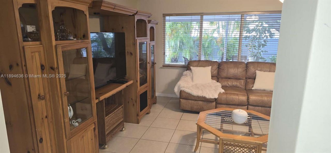 7160 W 10th Ave, Hialeah, FL 33014 Photo