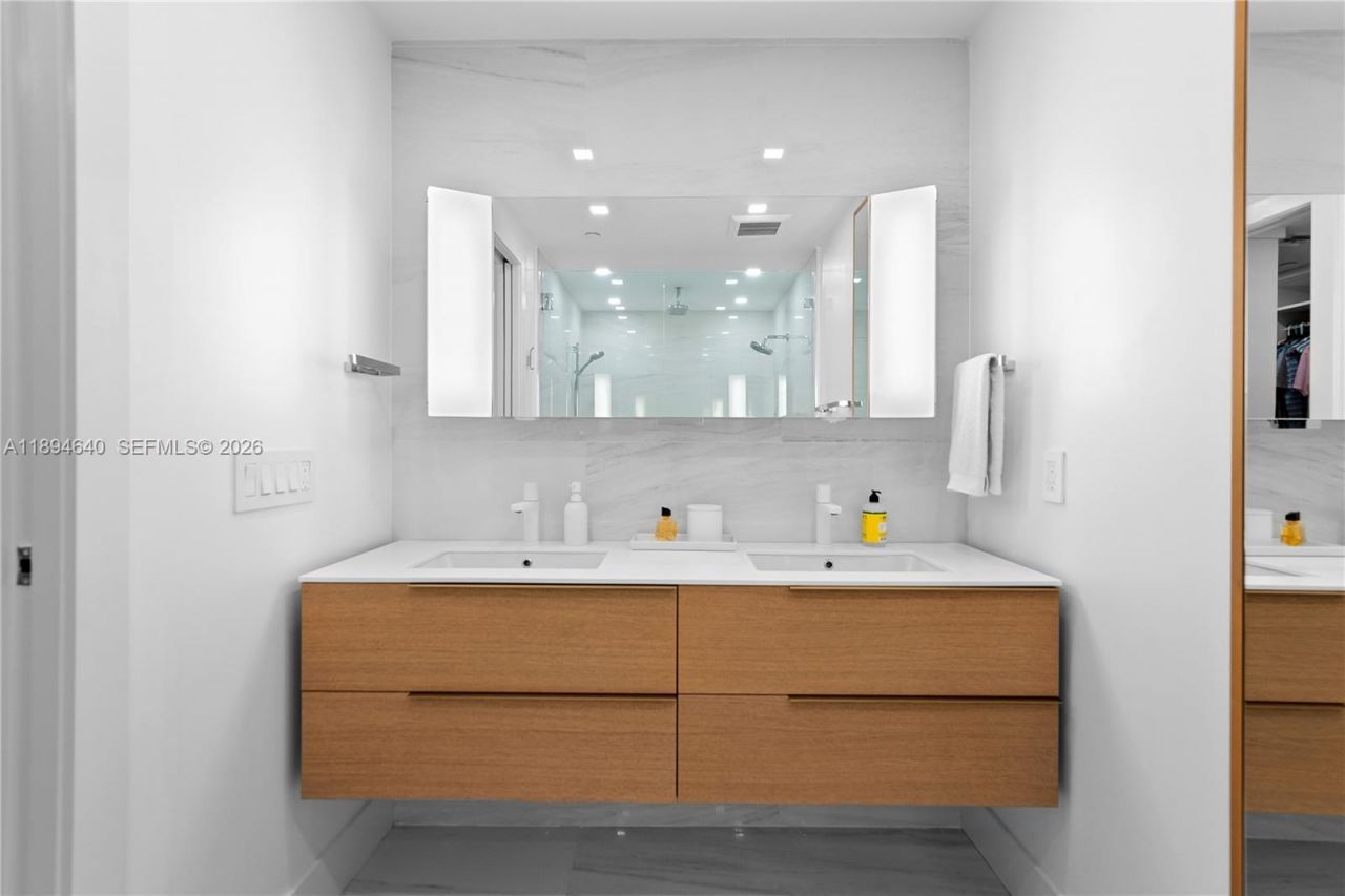 1000 Venetian Way, Unit 1006, Miami, FL 33139 Photo