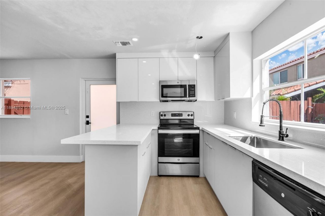 191 NW 85th Pl, Miami, FL 33126 Photo