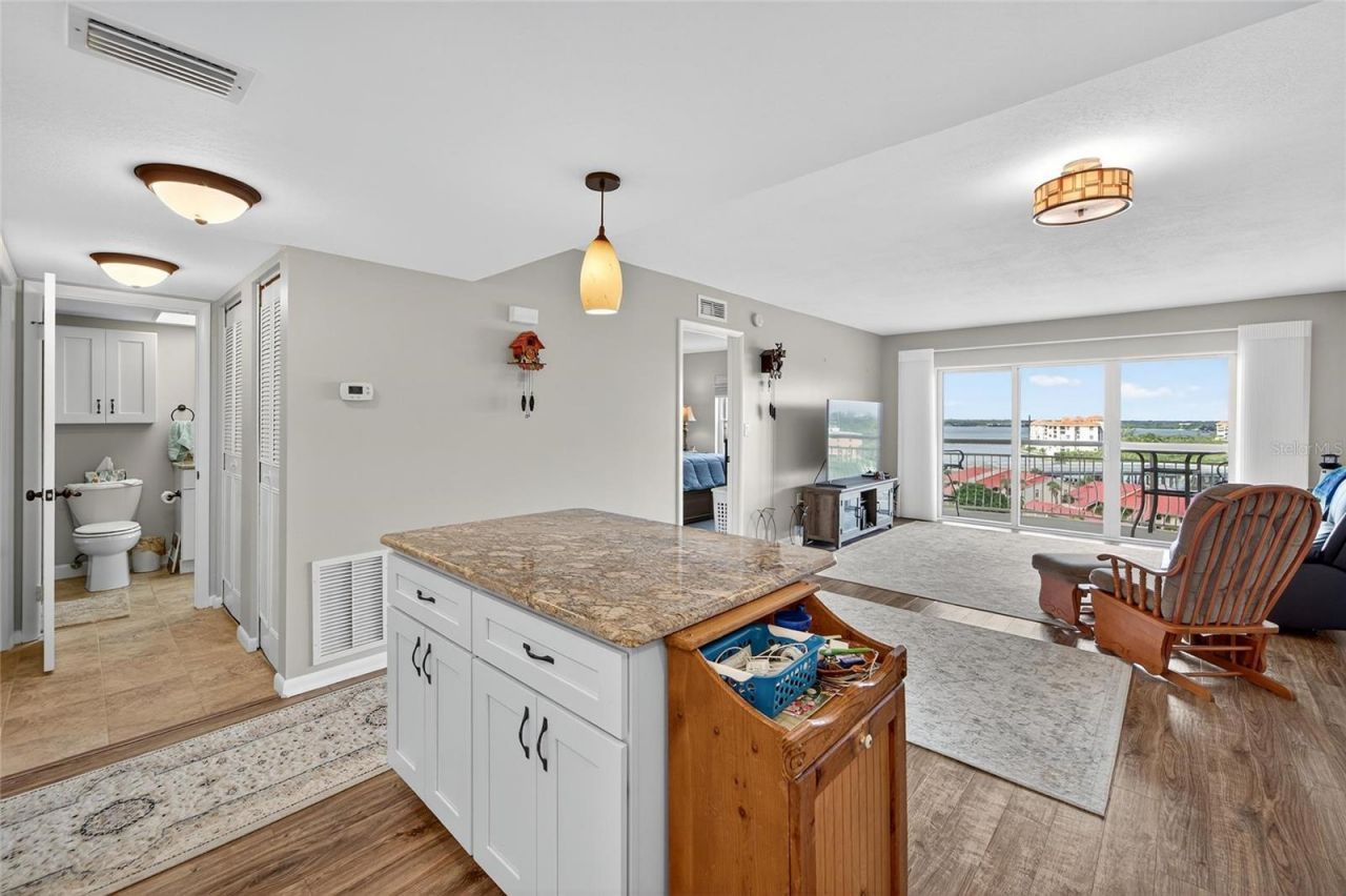 4900 Brittany Drive S, Unit 905, Saint Petersburg, FL 33715 Photo