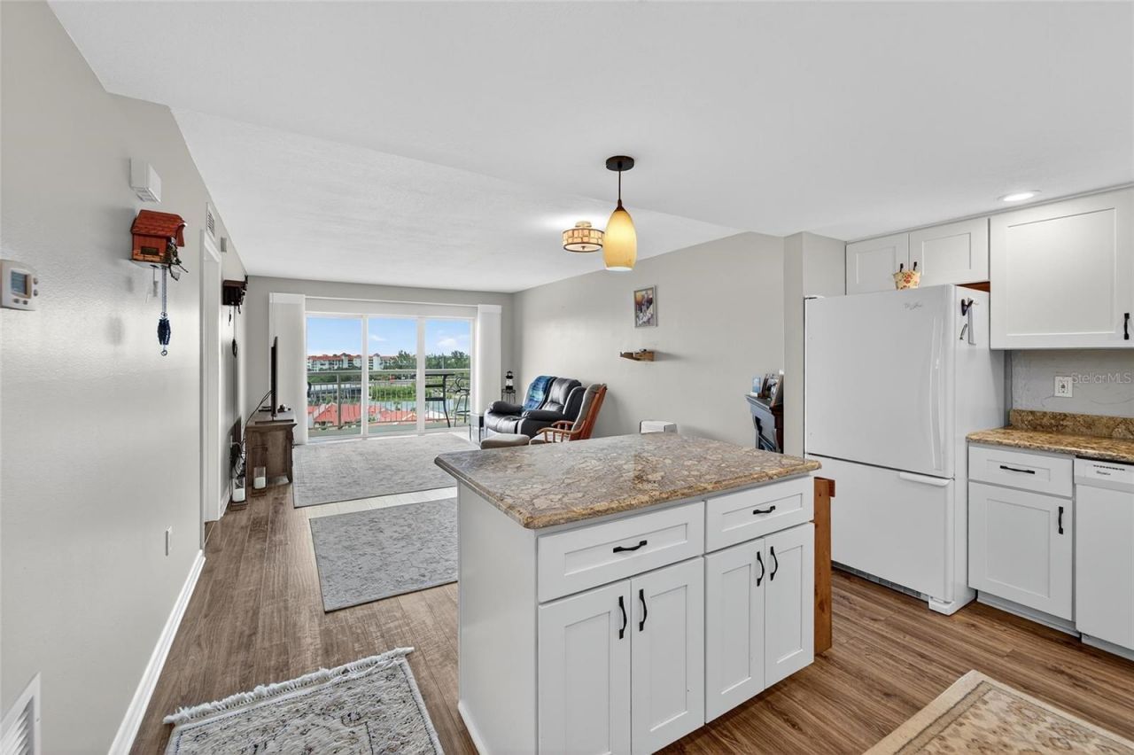 4900 Brittany Drive S, Unit 905, Saint Petersburg, FL 33715 Photo