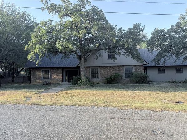 612 Doaks Drive, Runaway Bay, TX 76426