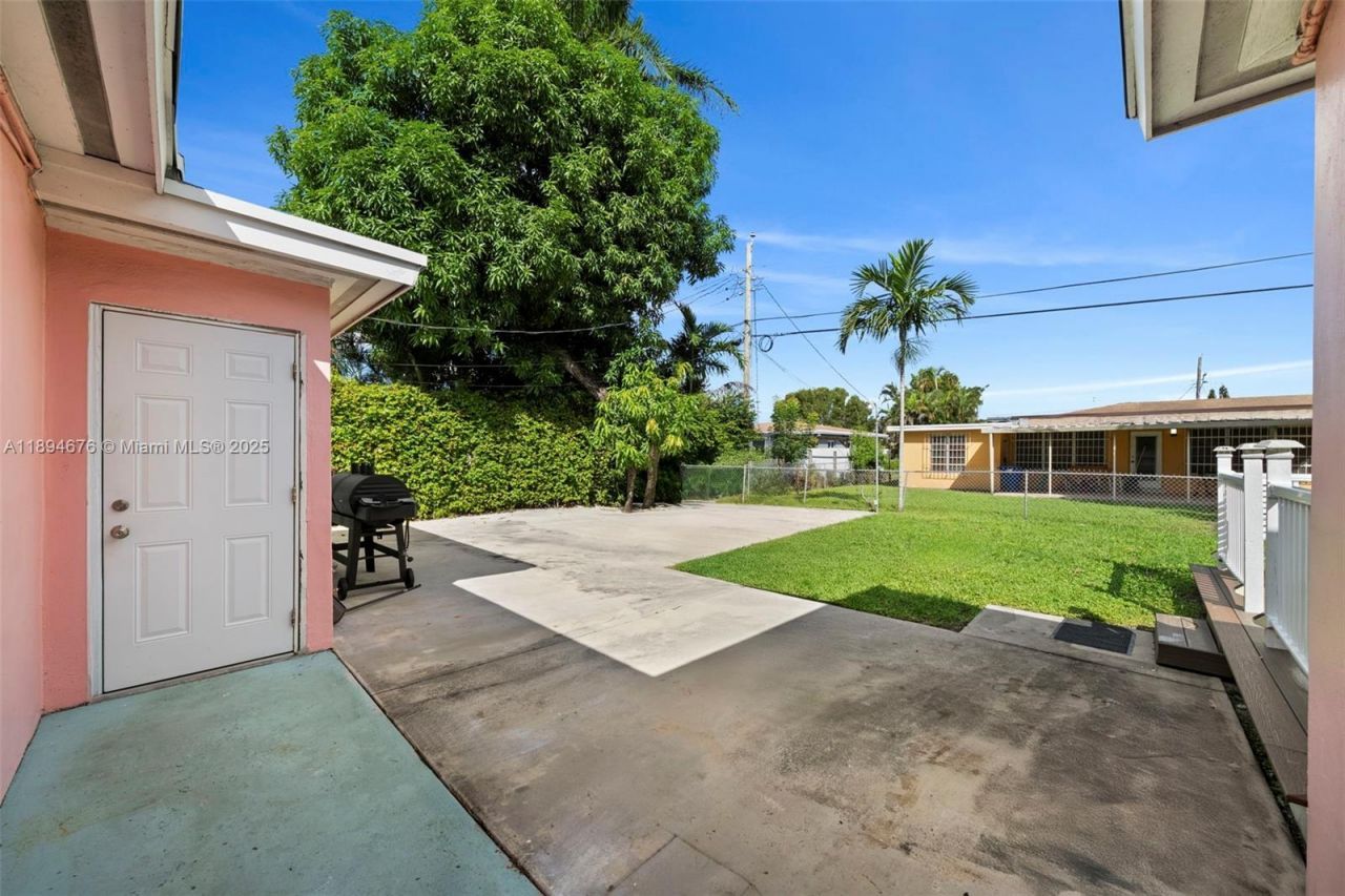 1271 NW 87th St, Miami, FL 33147 Photo