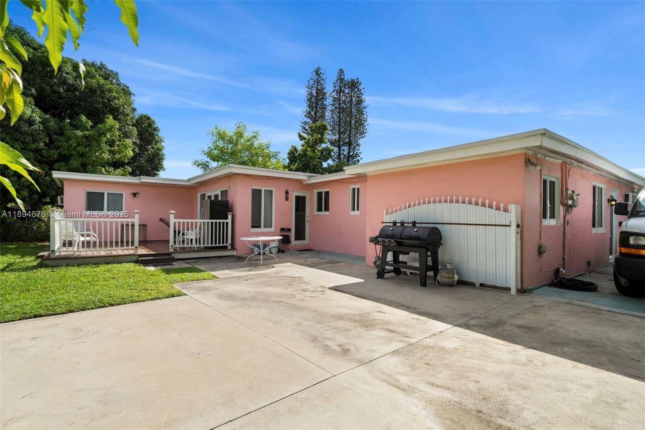1271 NW 87th St, Miami, FL 33147 Photo