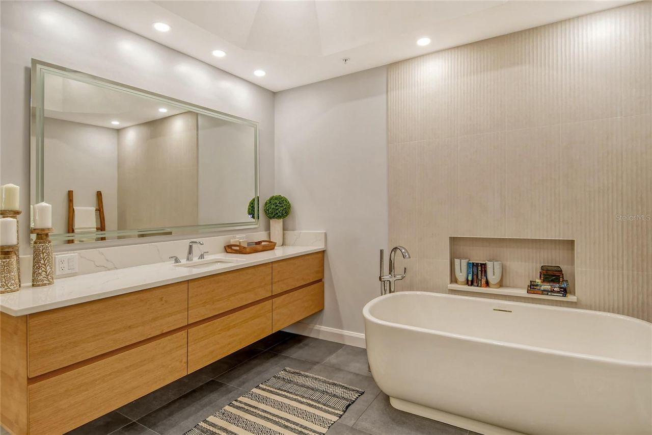 435 L Ambiance Drive, Unit L807, Longboat Key, FL 34228 Photo