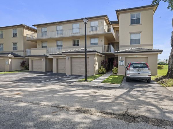 2060 Greenview Shores Boulevard, Unit 323, Wellington, FL 33414