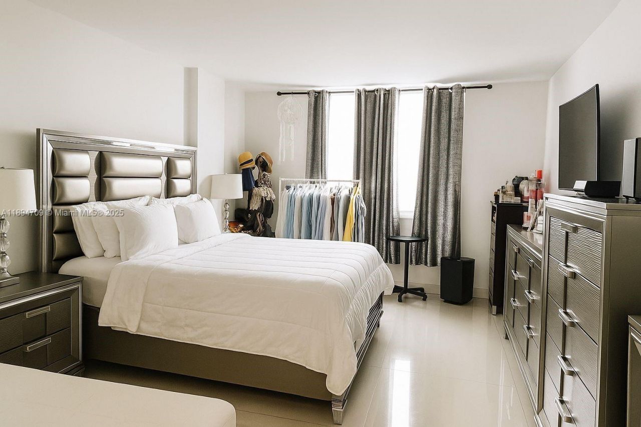 500 Bayview Dr, Unit 630, Sunny Isles Beach, FL 33160 Photo