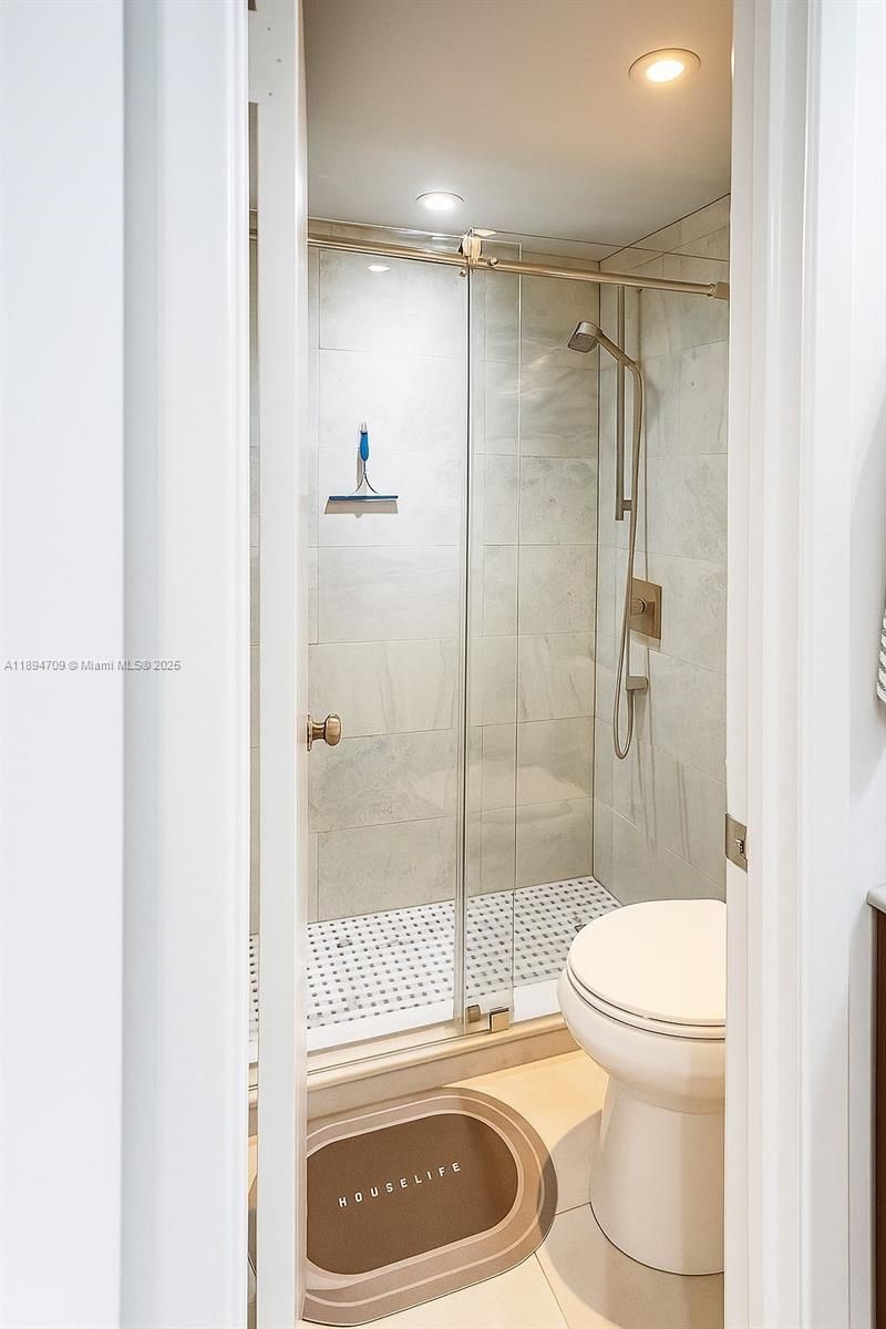 500 Bayview Dr, Unit 630, Sunny Isles Beach, FL 33160 Photo