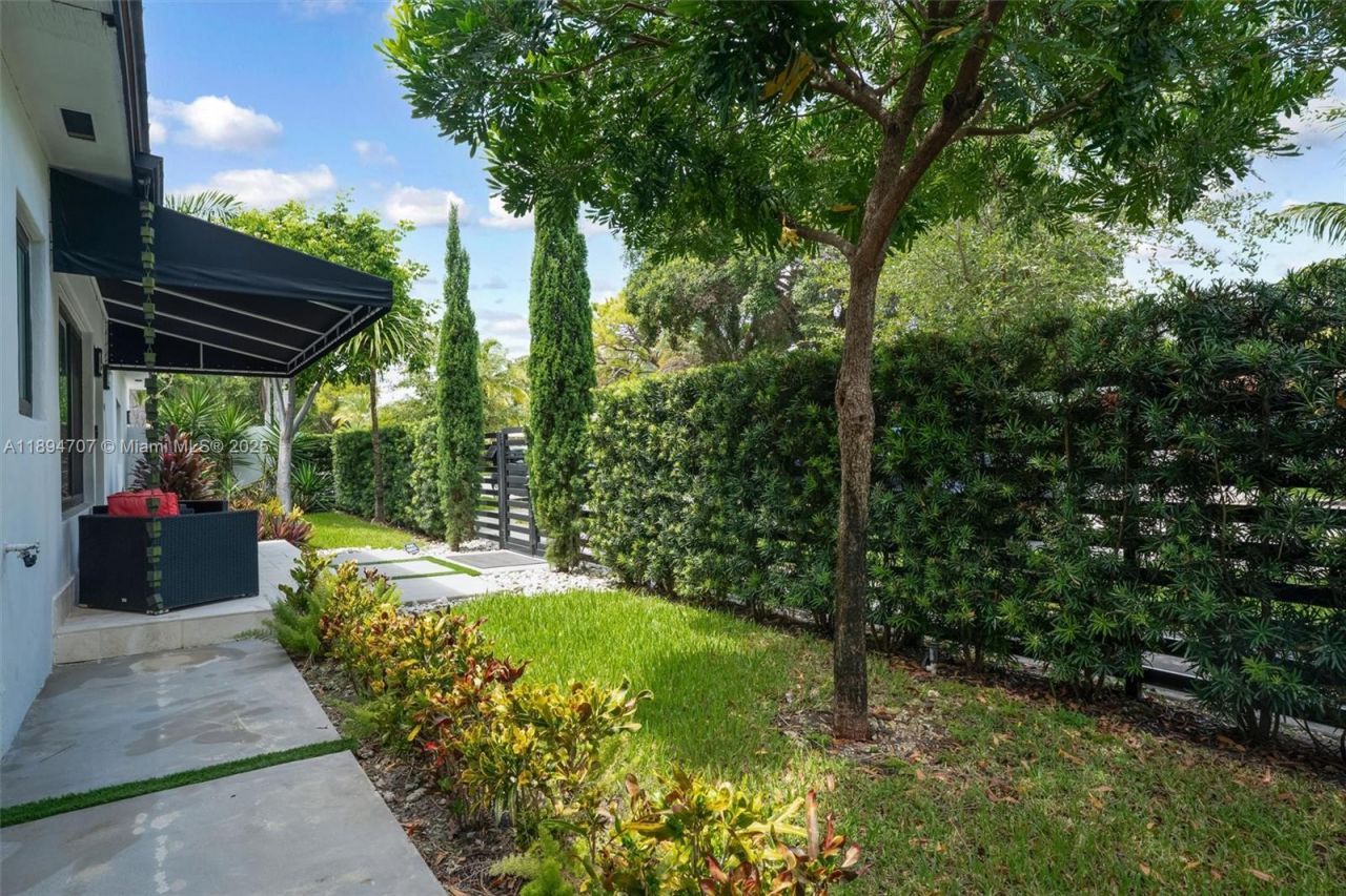 2484 SW 25 St, Miami, FL 33133 Photo