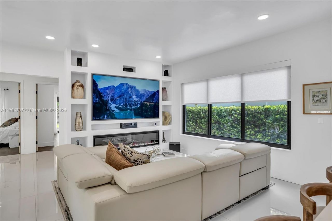 2484 SW 25 St, Miami, FL 33133 Photo