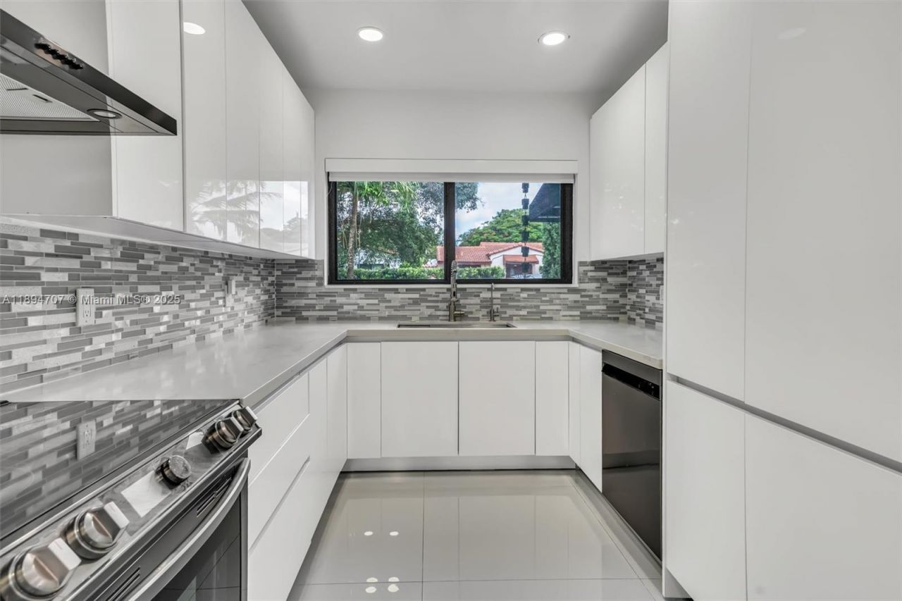 2484 SW 25 St, Miami, FL 33133 Photo