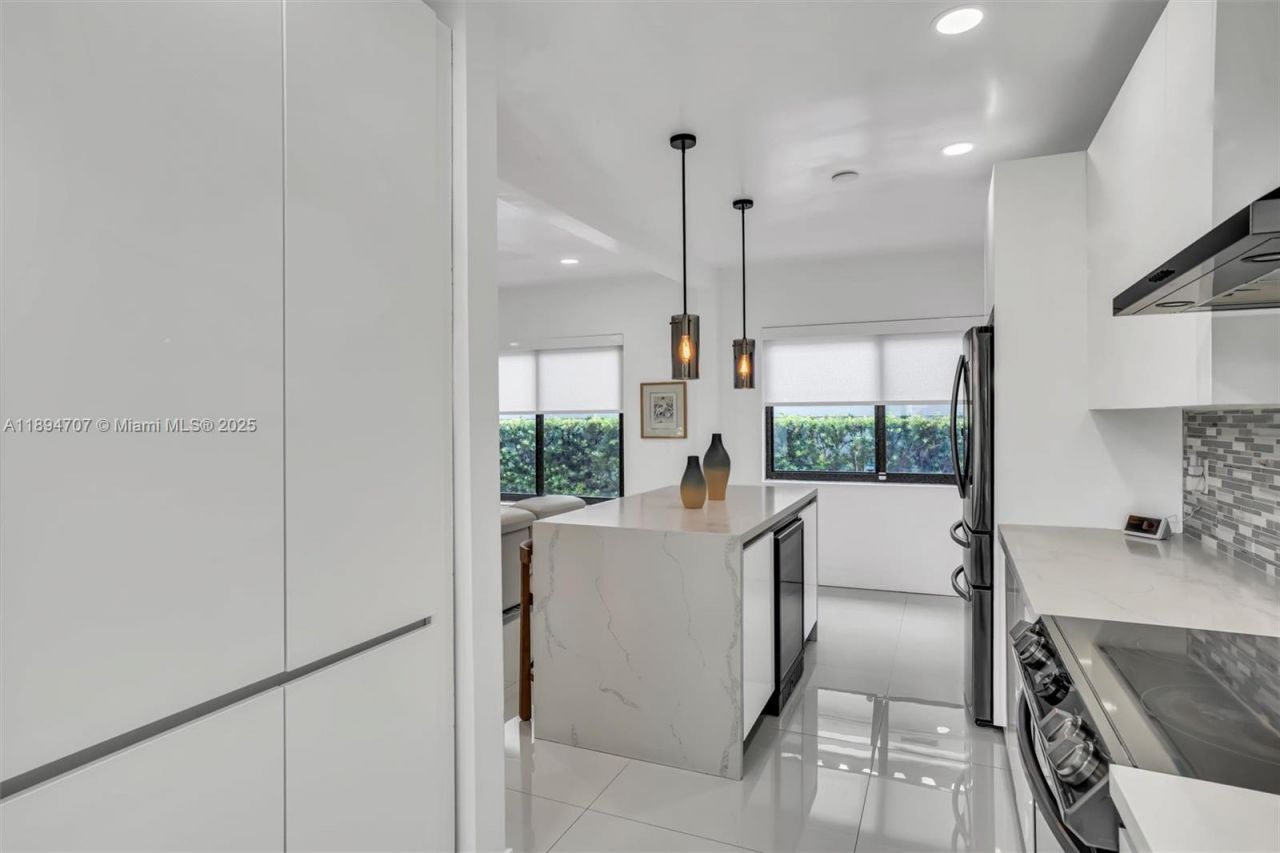 2484 SW 25 St, Miami, FL 33133 Photo