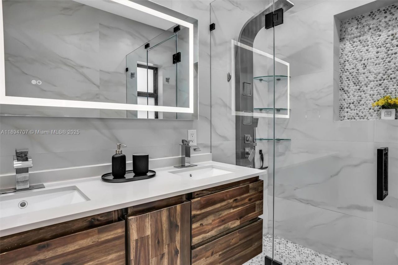 2484 SW 25 St, Miami, FL 33133 Photo