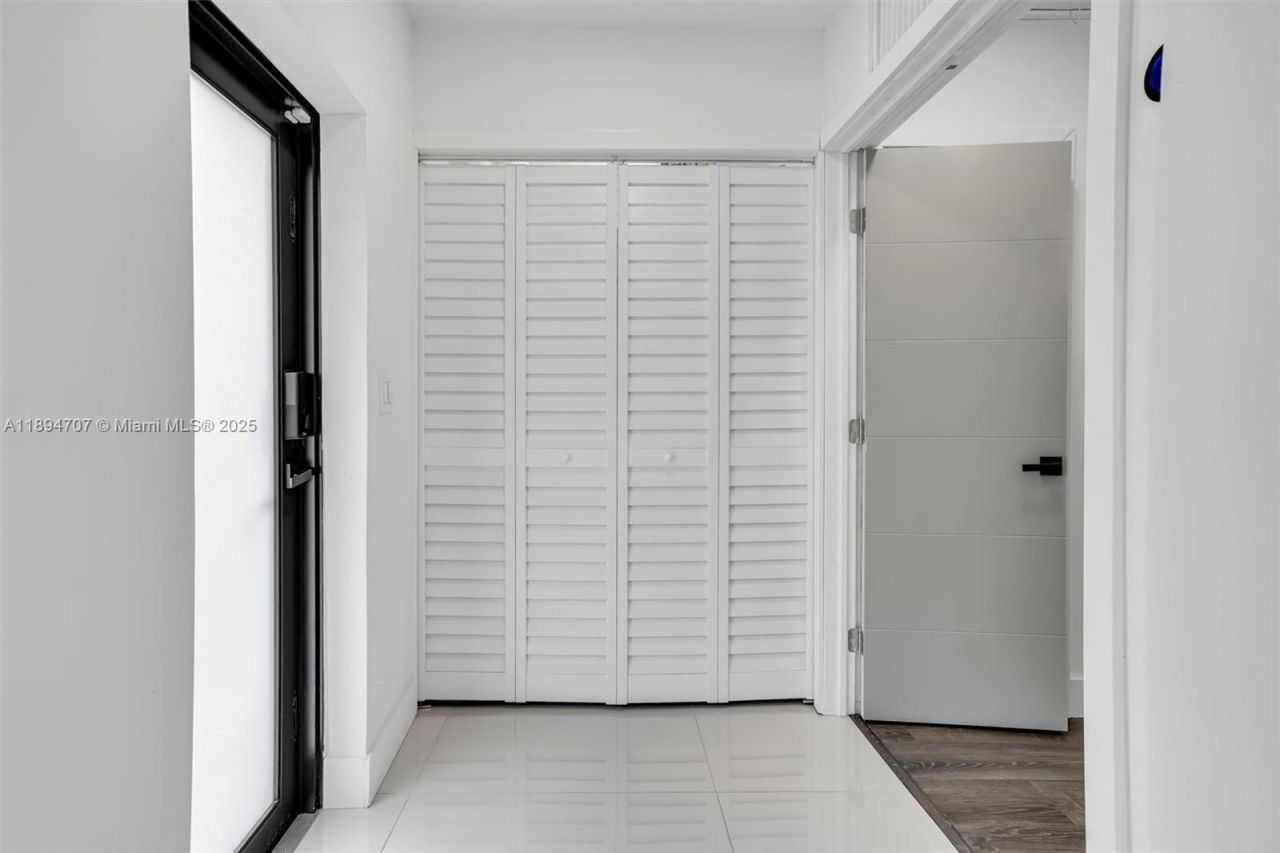 2484 SW 25 St, Miami, FL 33133 Photo