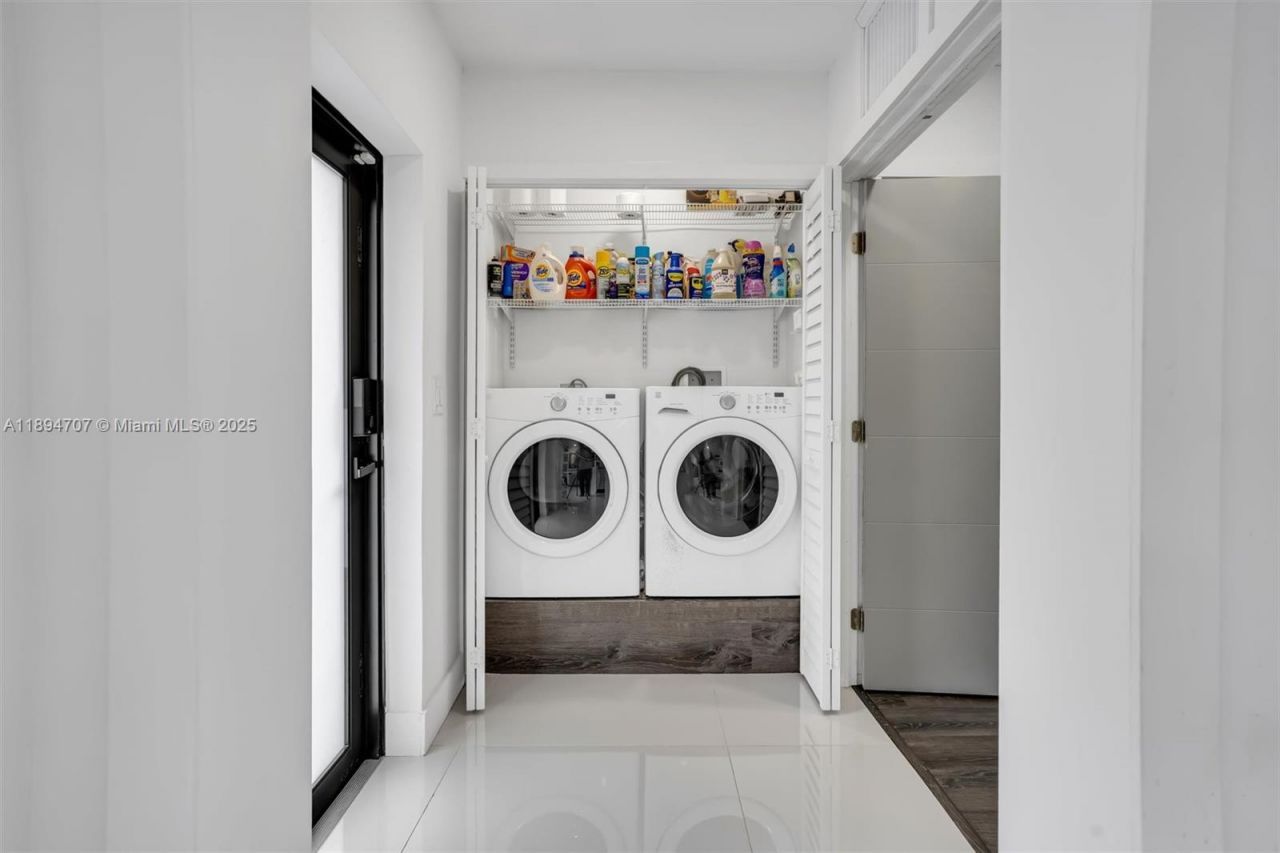 2484 SW 25 St, Miami, FL 33133 Photo