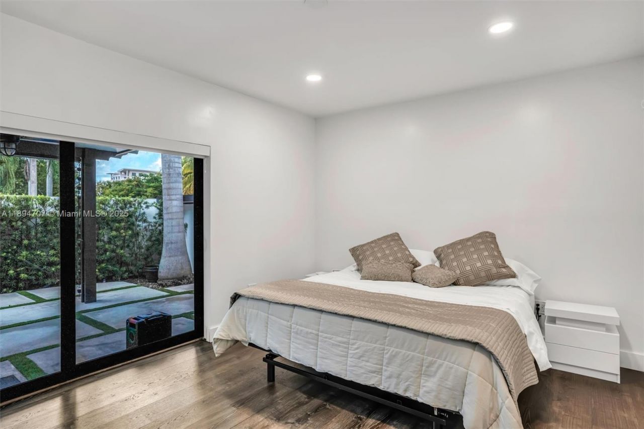 2484 SW 25 St, Miami, FL 33133 Photo