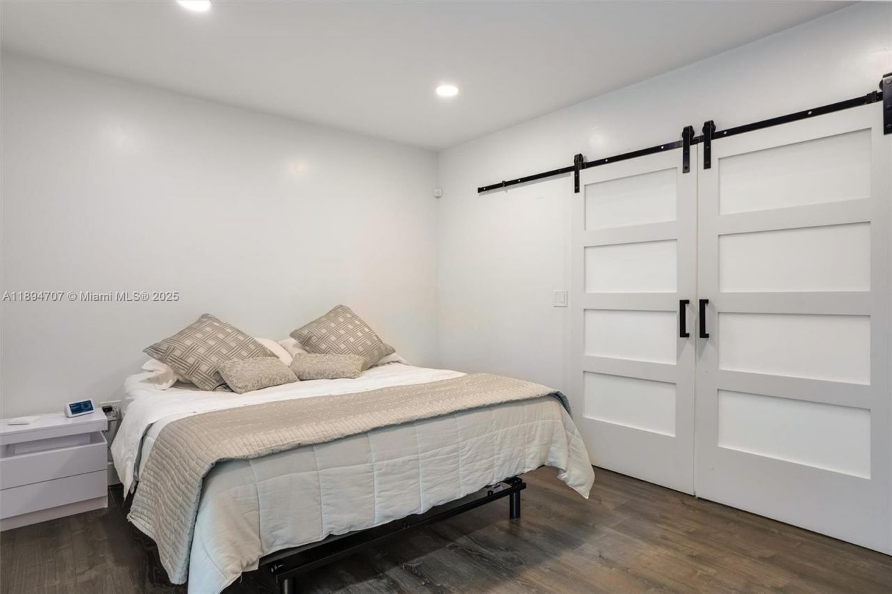 2484 SW 25 St, Miami, FL 33133 Photo