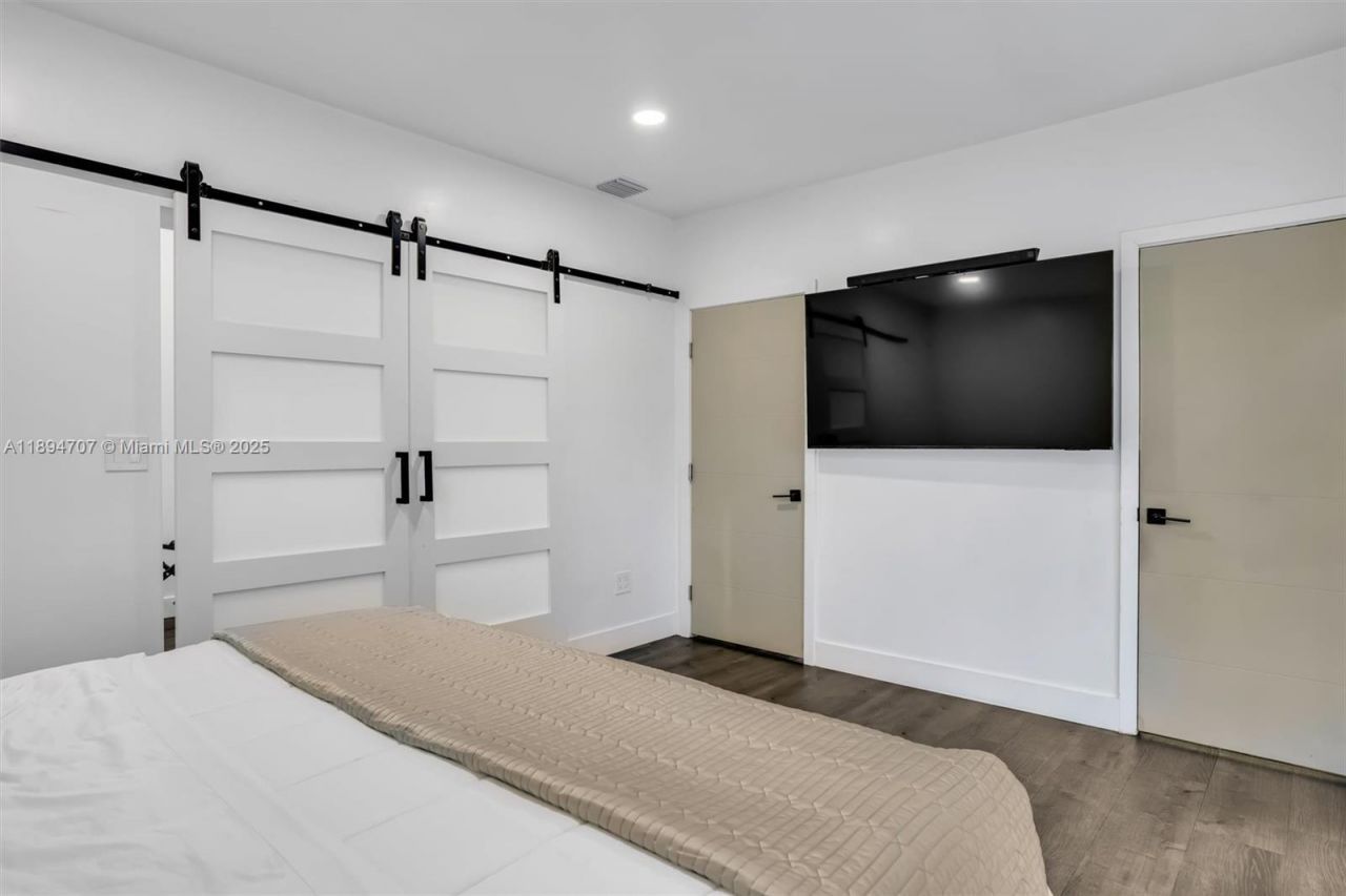 2484 SW 25 St, Miami, FL 33133 Photo