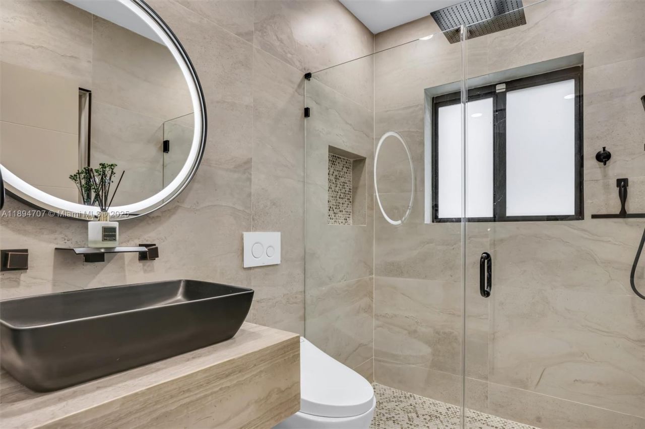 2484 SW 25 St, Miami, FL 33133 Photo