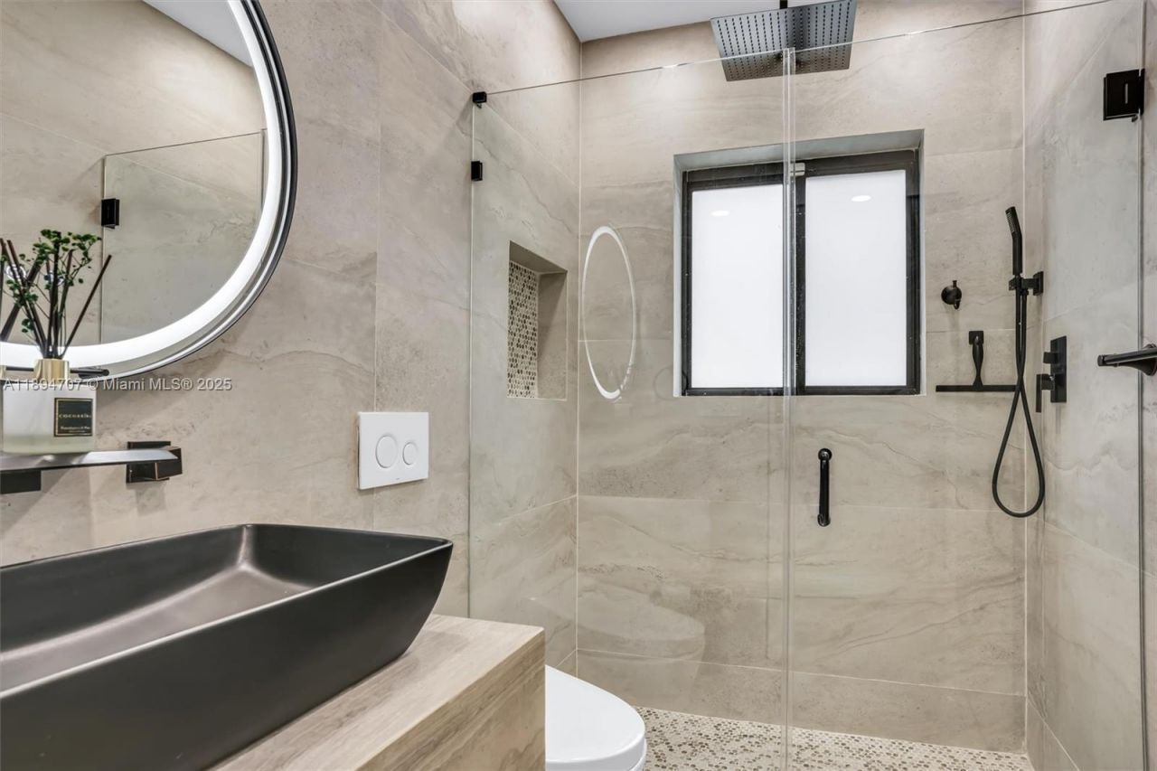 2484 SW 25 St, Miami, FL 33133 Photo