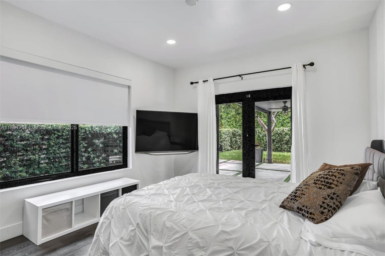 2484 SW 25 St, Miami, FL 33133 Photo