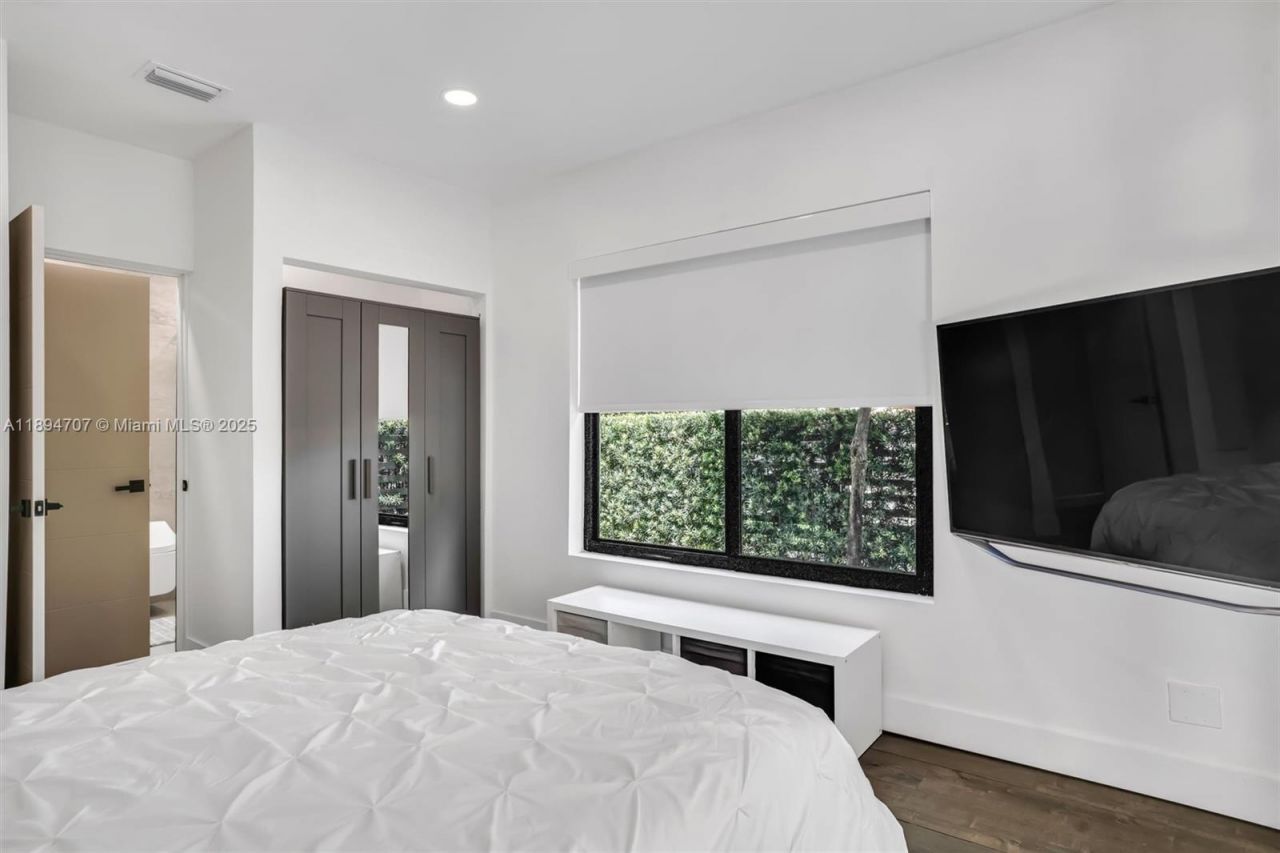 2484 SW 25 St, Miami, FL 33133 Photo